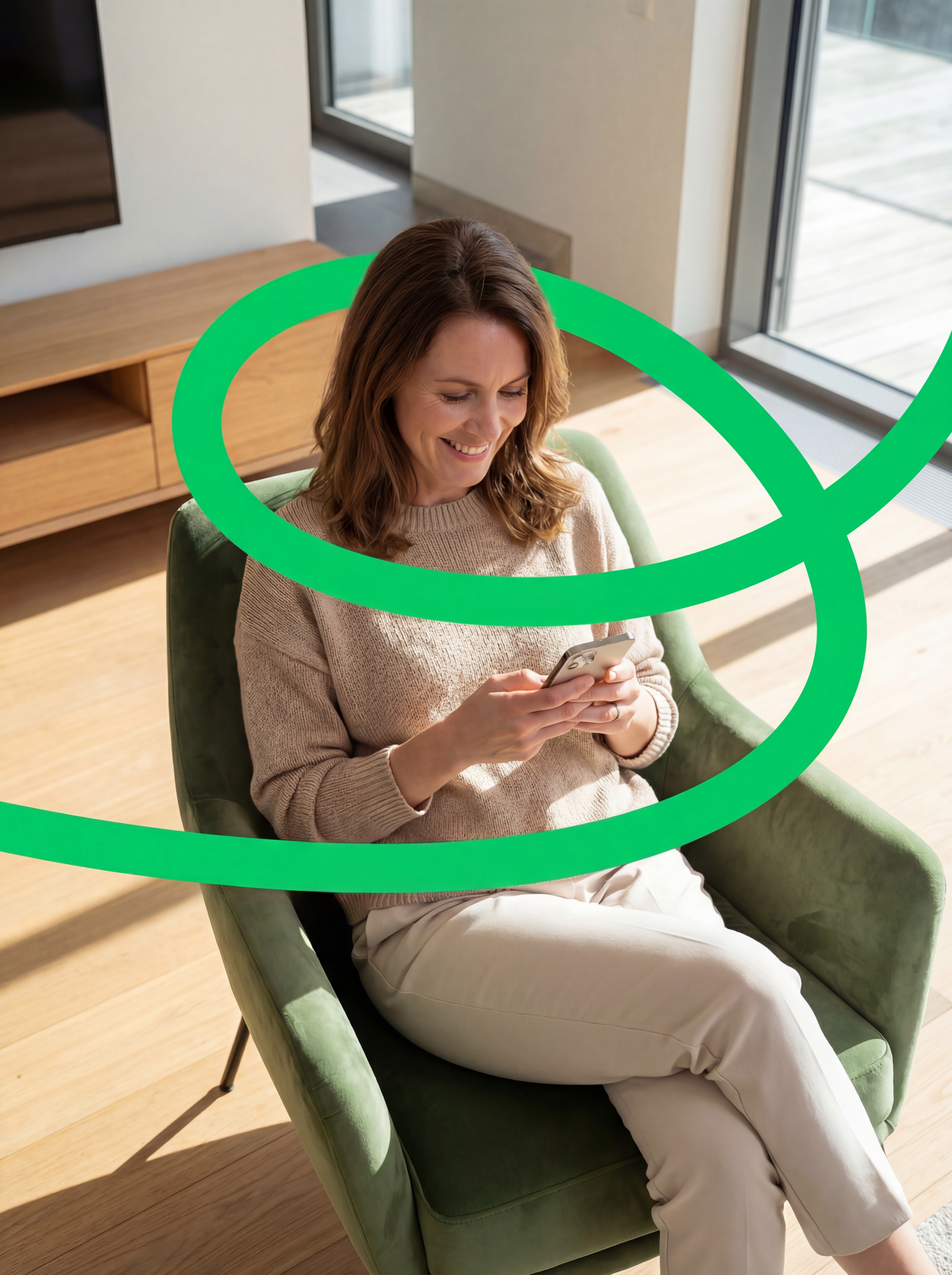 femme heureuse sur son téléphone