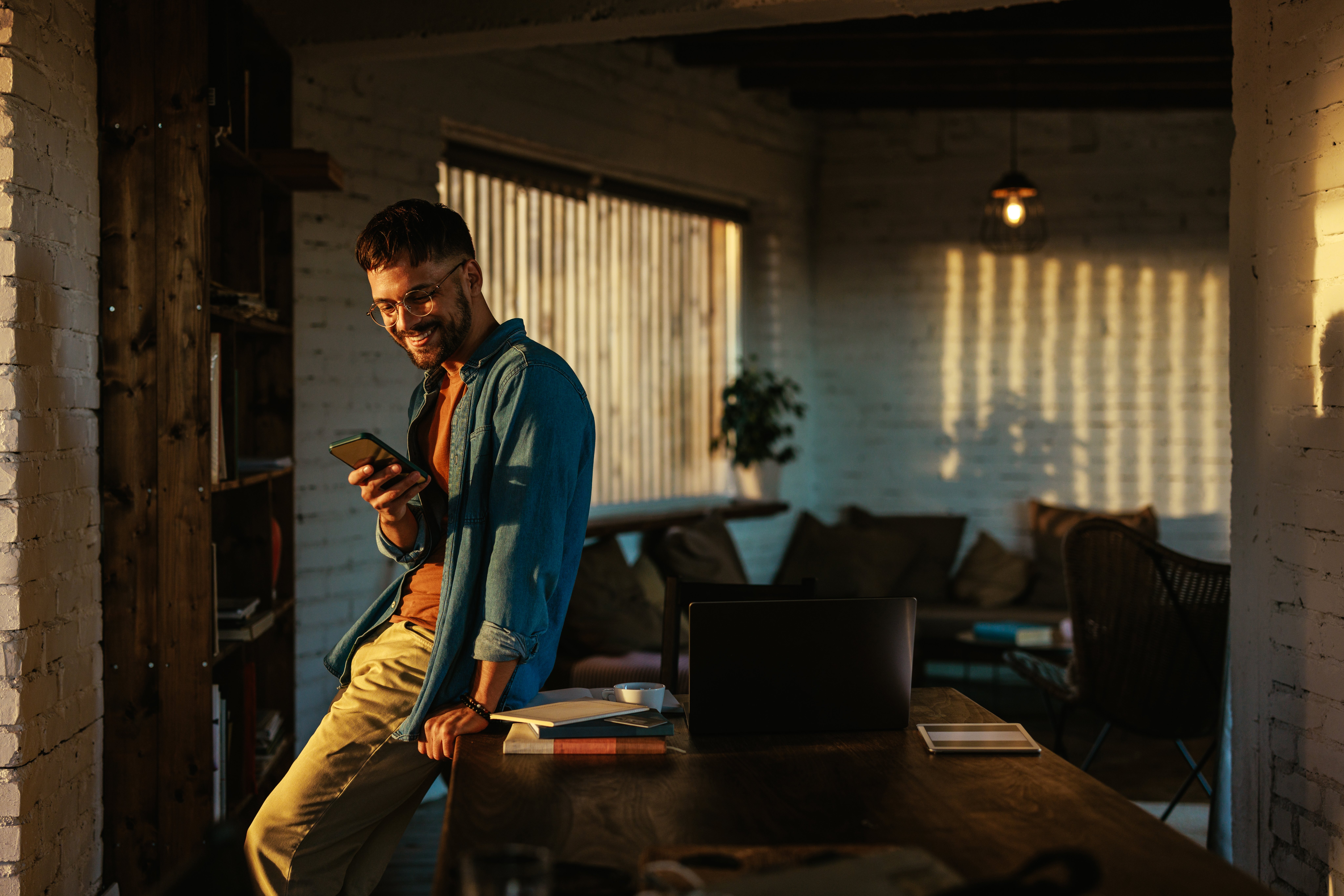 homme sur son téléphone