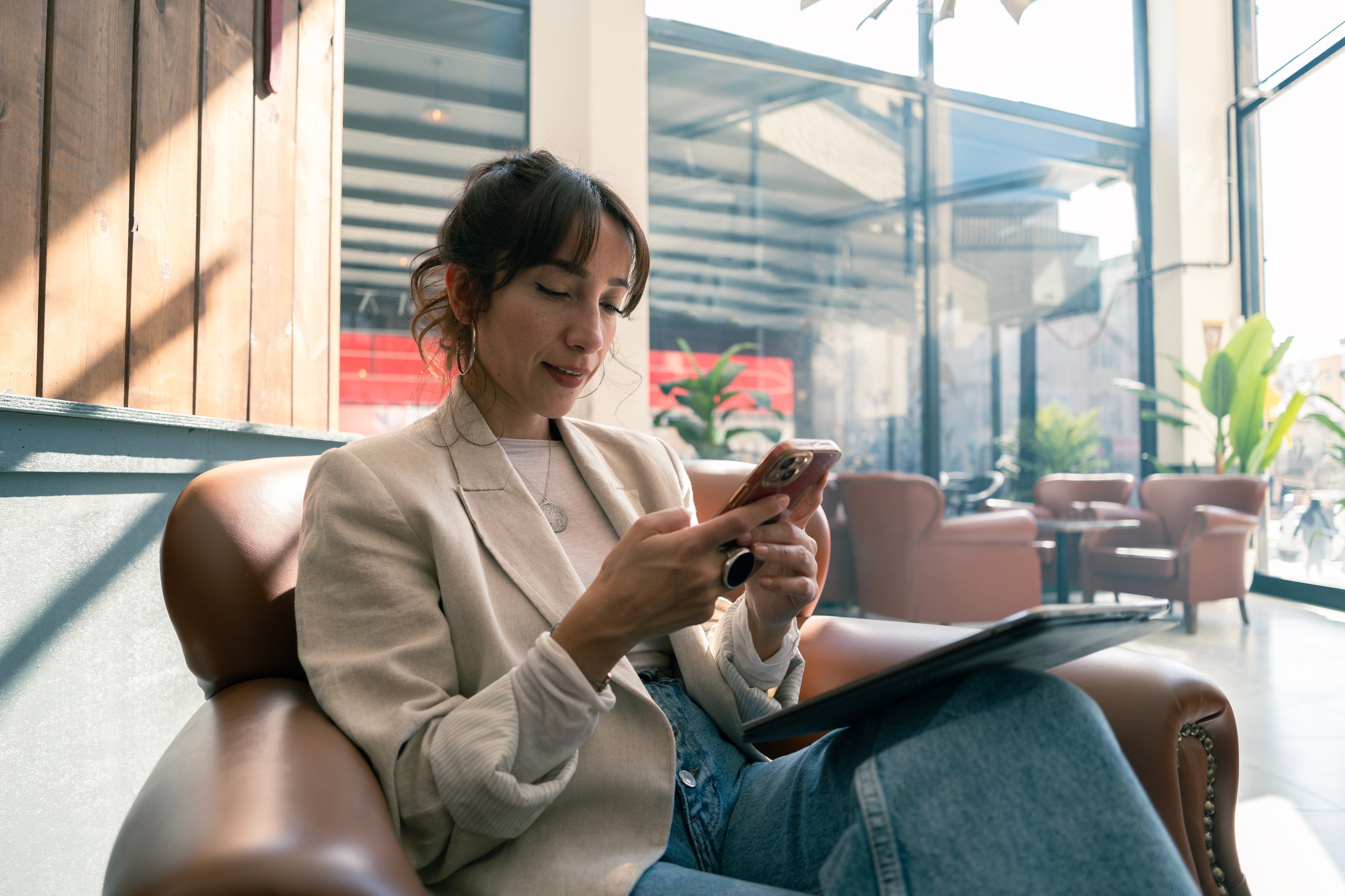 femme sur son téléphone
