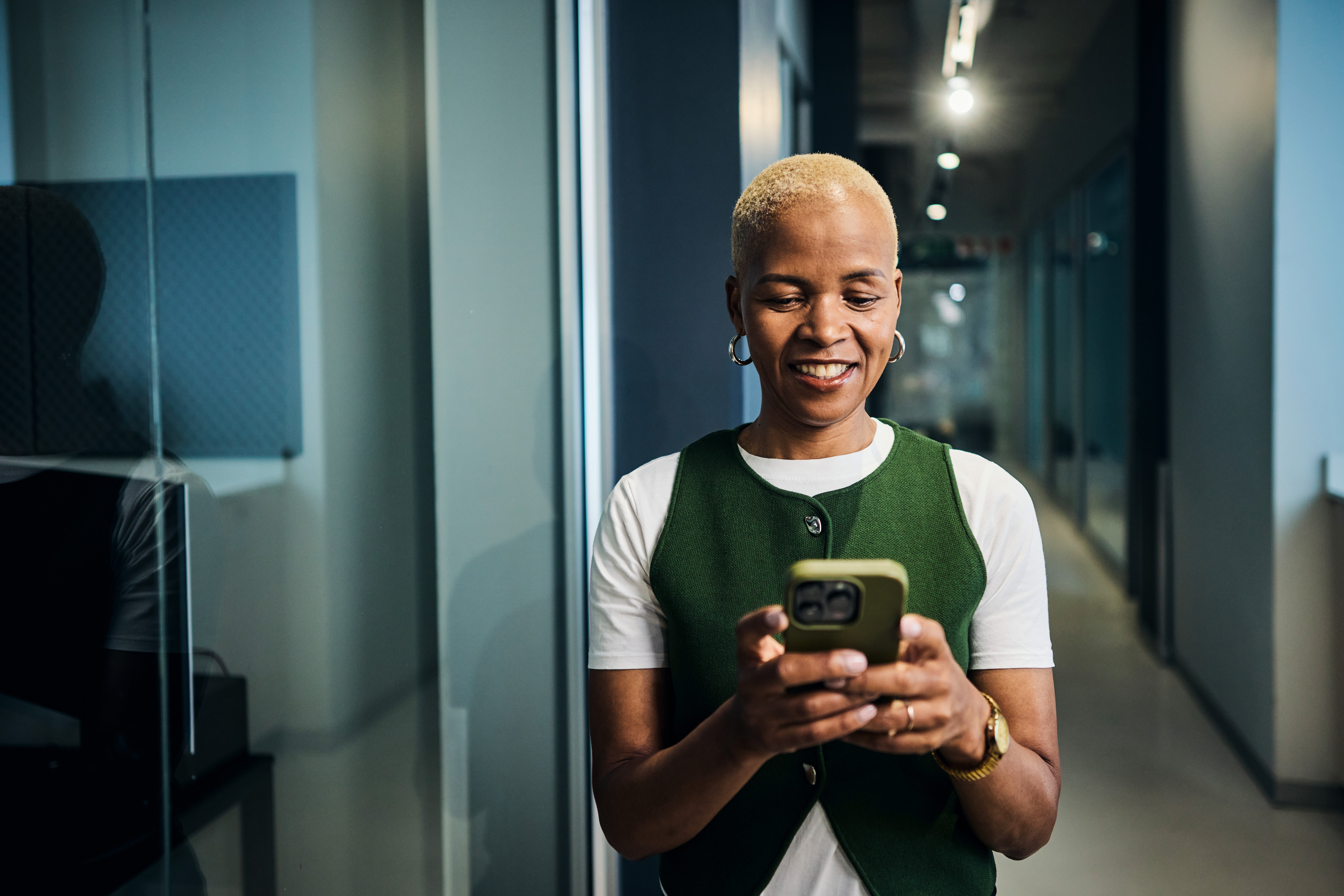femme heureuse sur son téléphone
