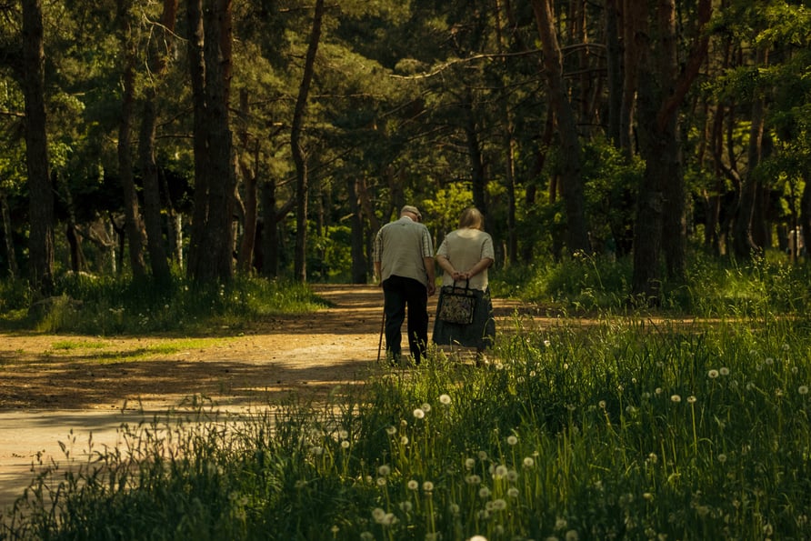 vieux couple forêt