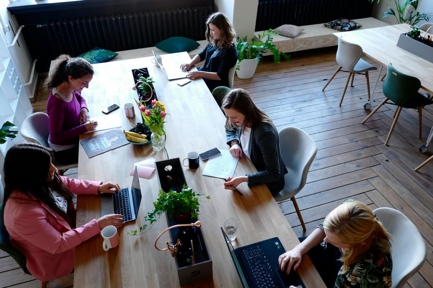 gens qui travaillent sur un bureau