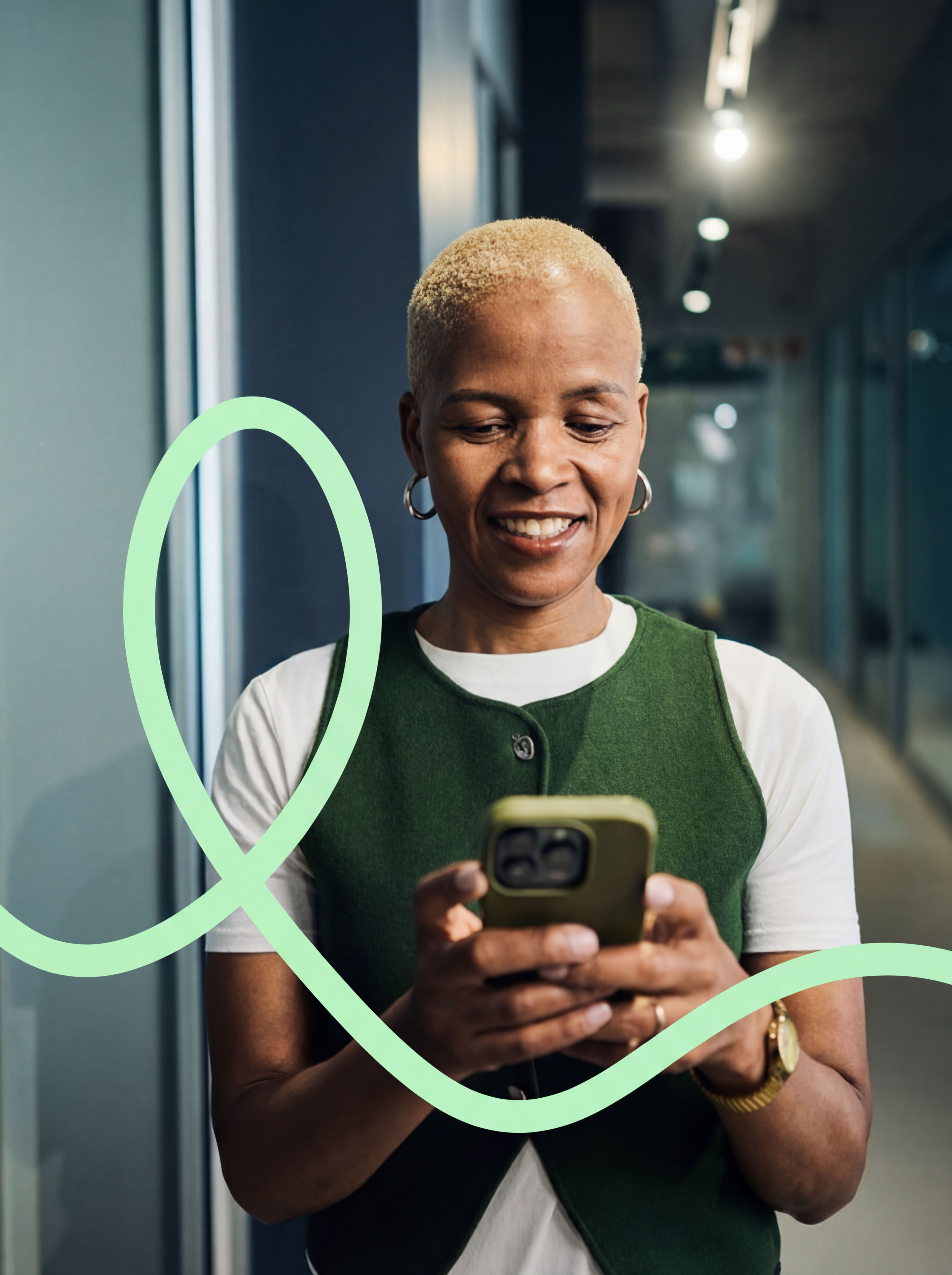 femme souriante sur téléphone