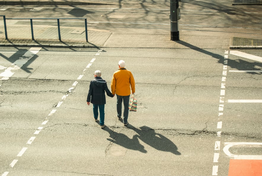 couple de personnes âgées qui marche